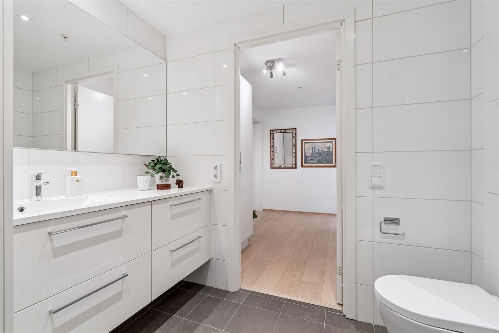 I entreen er det callinganlegg med kamera som gjør at du kan se hvem du slipper inn. I entre, mellomgang, samt i den åpne stue/kjøkkenløsningen er det vannbåren gulvvarme. Galleribilde