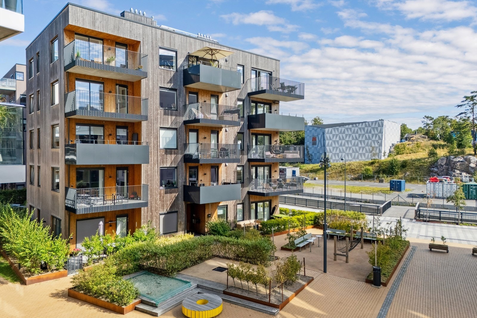 Leiligheten er beliggende i øverste etasje, i byggets 5.etg. Heis tar deg enkelt opp og hjem. Leiligheten ligger som en hjørneleilighet med vindusflater i de fleste rom. Galleribilde