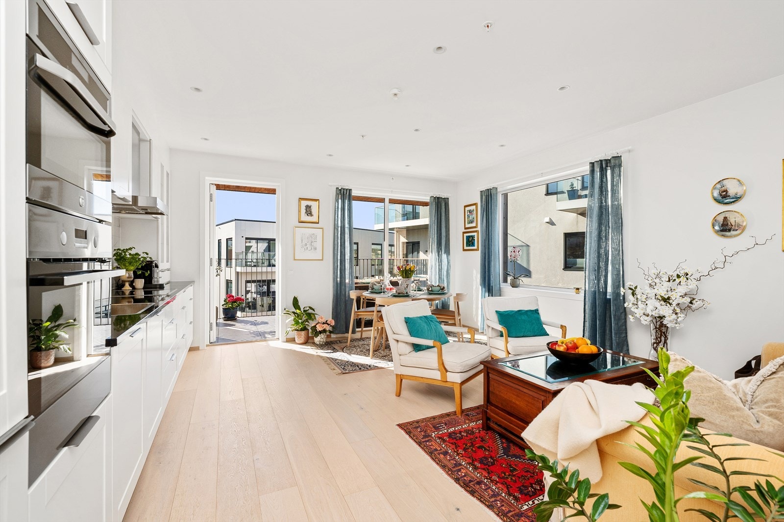 Kjøkkenet er oppgradert med bla. granittbenkeplate, praktiske flis under overskapene, samt god arbeidsbelysning. Det er også bygget på fra standard leveranse for å utnytte plass og utrykket i den åpne stue/kjøkkenløsningen. Galleribilde