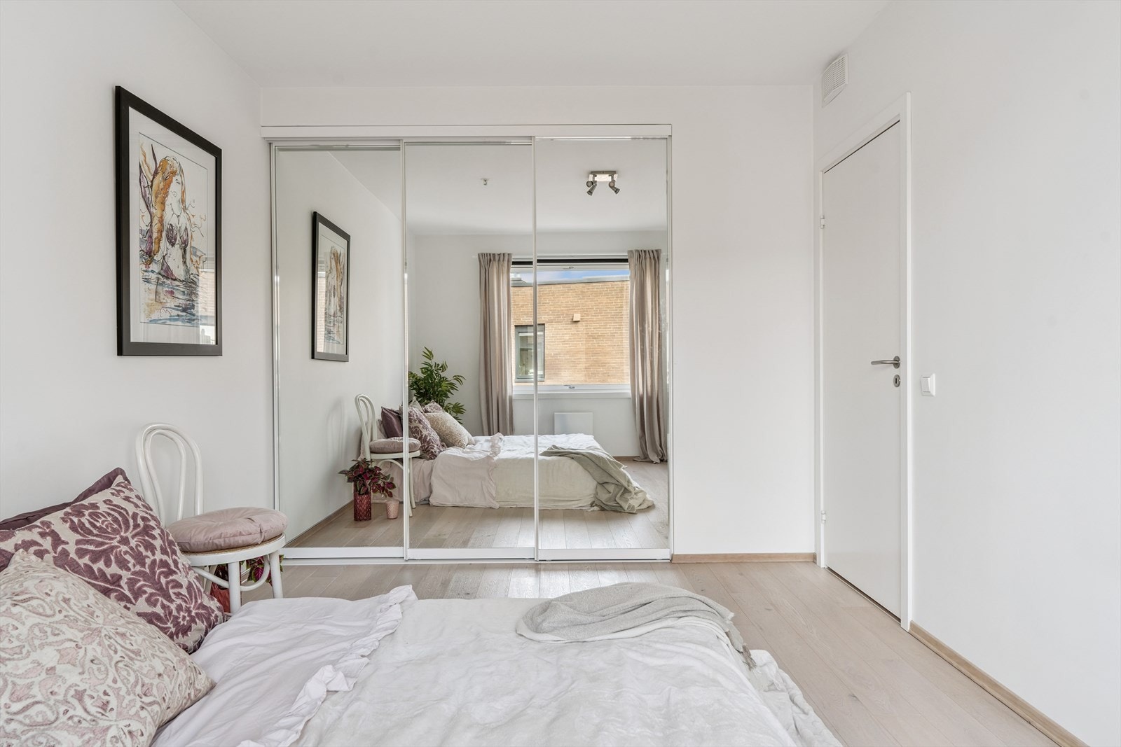 Hovedsoverommet inneholder en større skyvedørsgarderobe hvor det er tilpasset innredning med belysning. Galleribilde