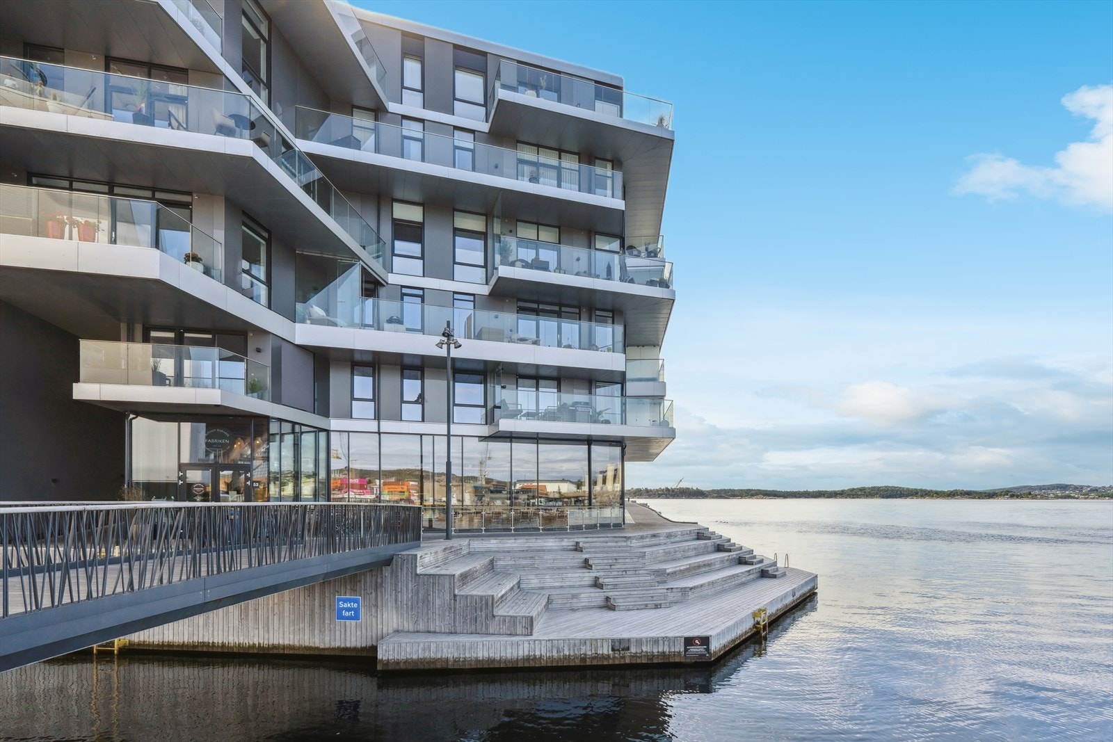 Videre finner du et bakeri, Kunstsiloen, Kilden, Fiskebrygga og selve kanalen som utgjør selve Kanalbyen. Galleribilde