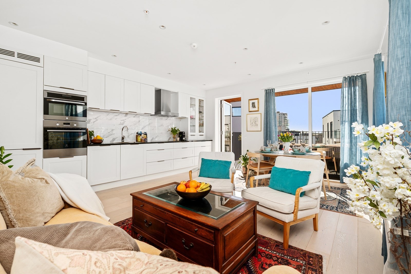 Legg merke til brede 1-stavsparketten som er lagt på gulvet, og de ellers slette malte overflatene med downlights i himling. Galleribilde