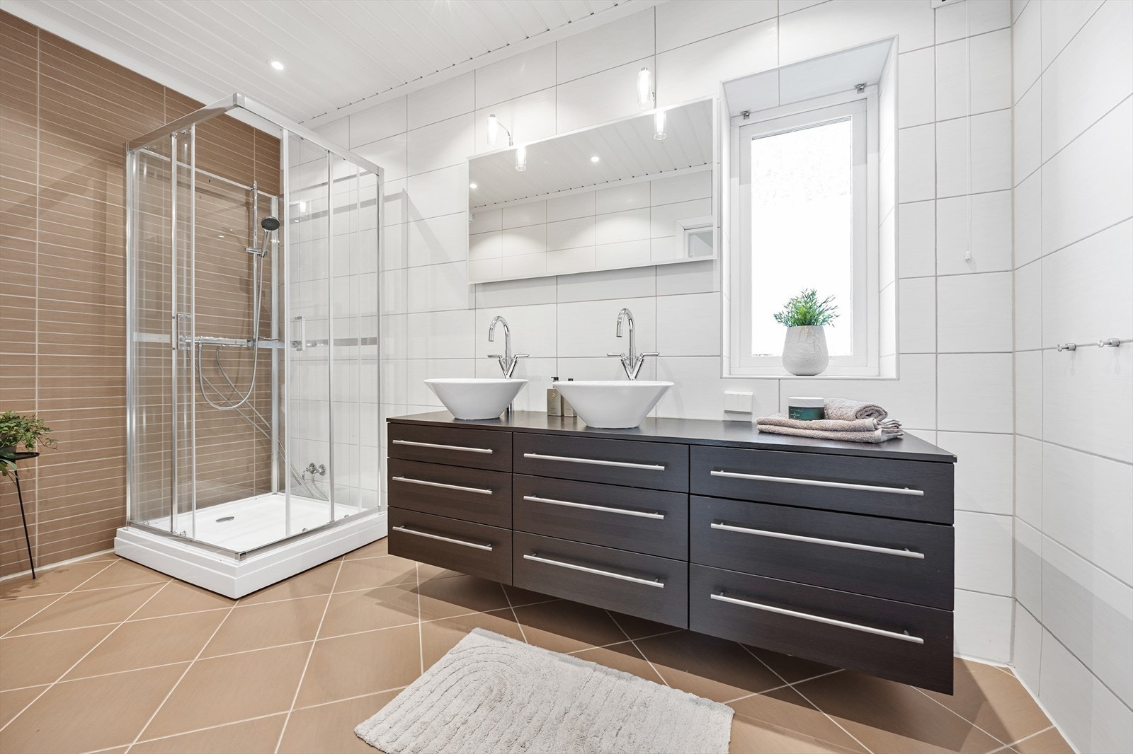 Badet i andre etasje er romslig med flislagte overflater og gulvvarme. Galleribilde