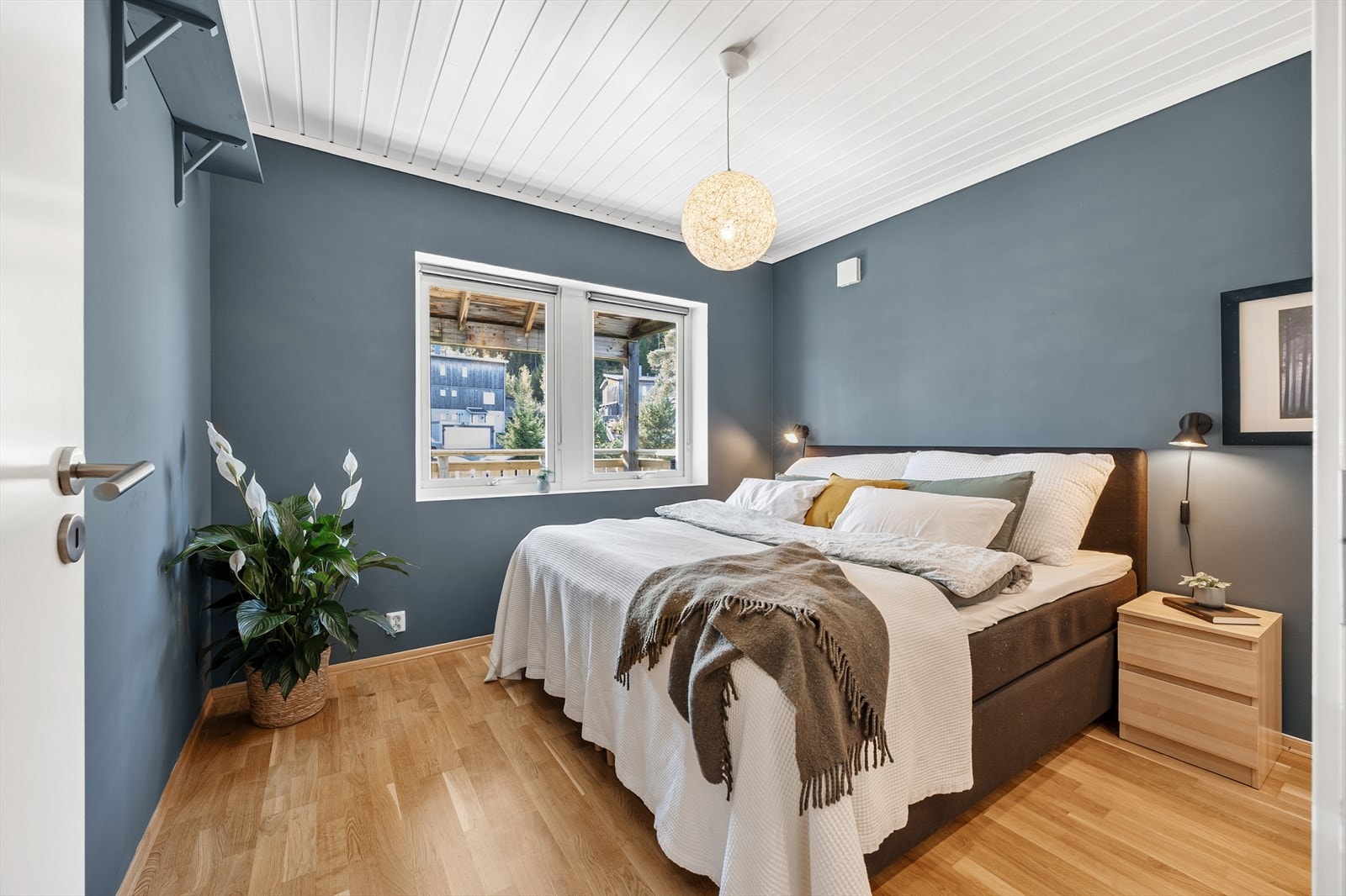 Hovedsoverommet har god plass til dobbeltseng og garderobeløsning. Galleribilde