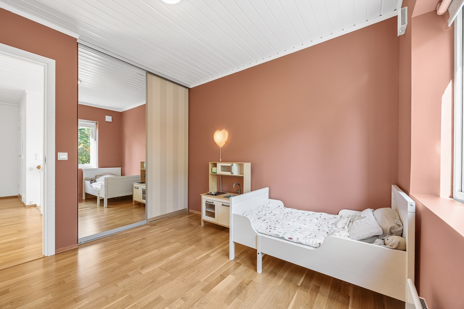 Her er det god plass til både seng og garderobeløsning. Galleribilde