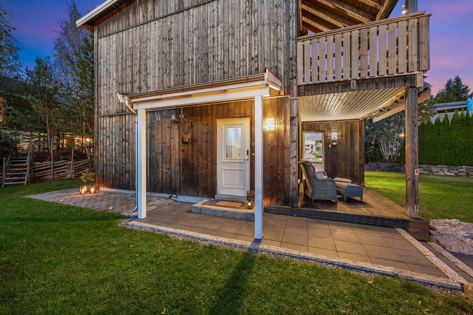 Hovedinngangen er overbygd og har en flislagt sone før man kommer inn. Galleribilde