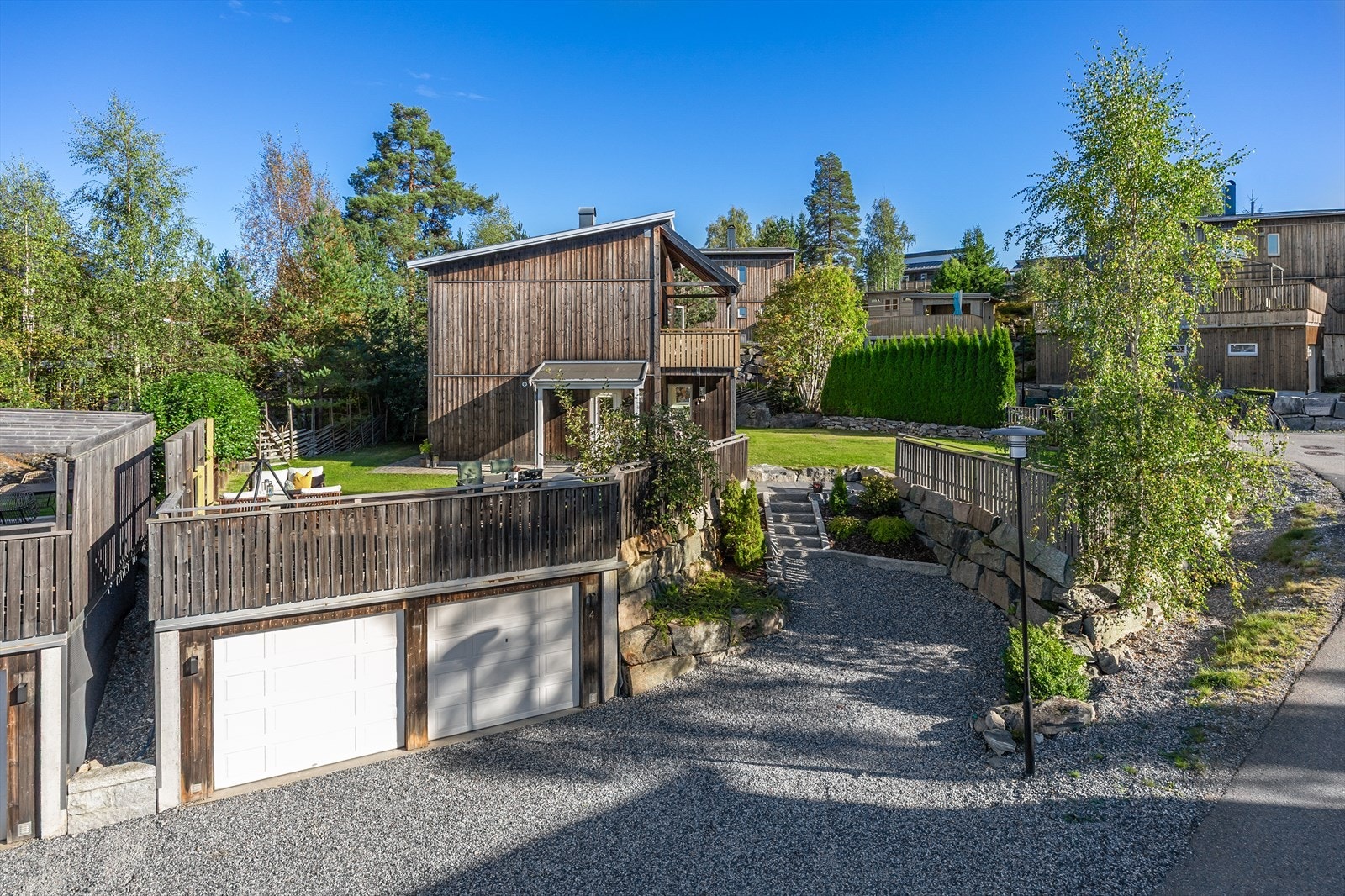 En moderne enebolig fra 2008 med en romslig, isolert dobbelgarasje på 35 m². Galleribilde