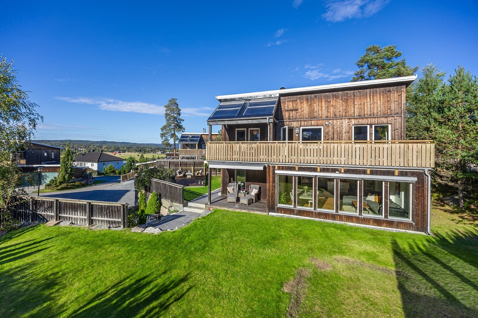 Fra denne boligen vil du bo med nærhet til et aktivt idrettsmiljø, skoler, barnehager og flotte turområder i Romeriksåsen. Galleribilde