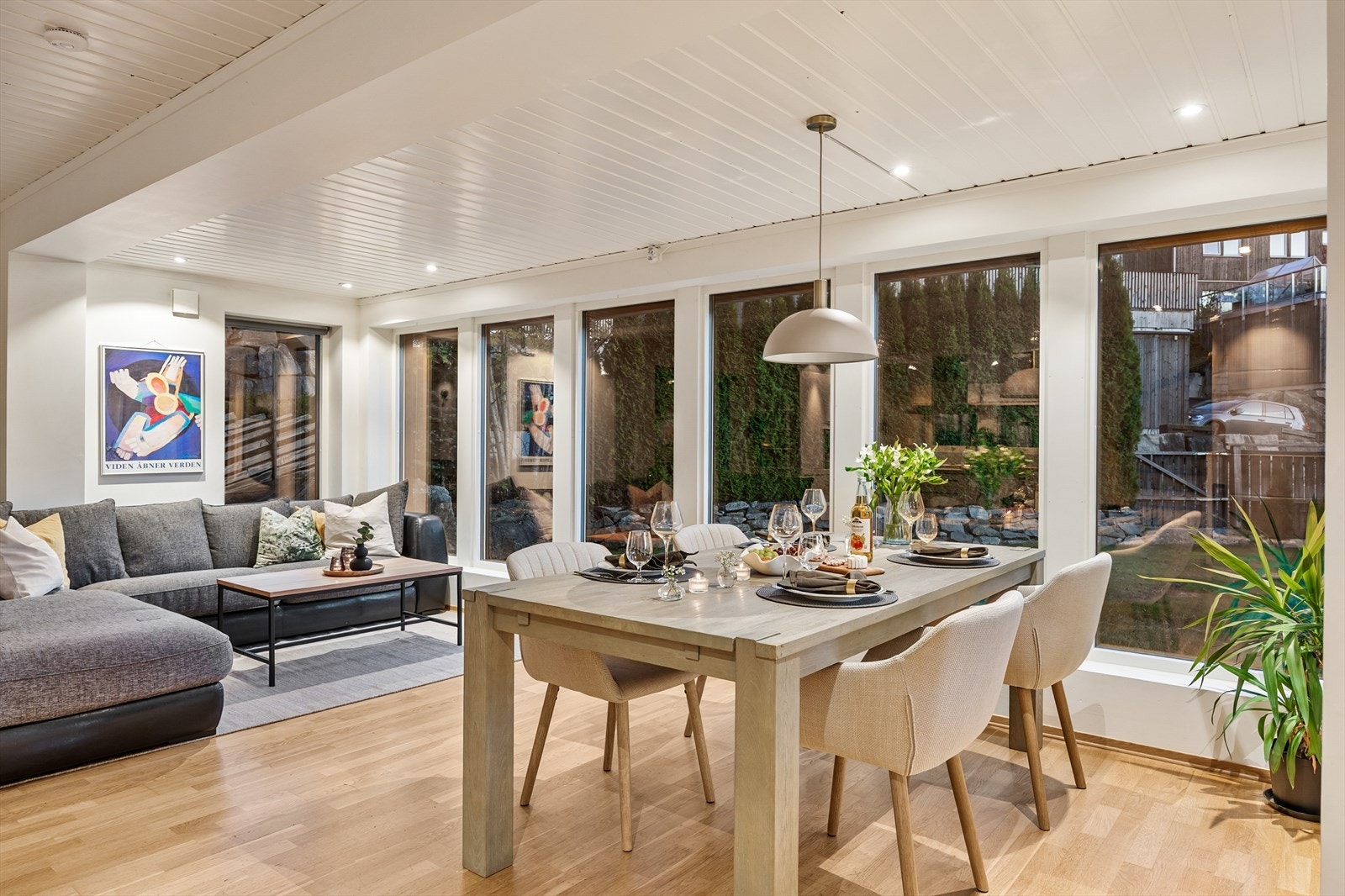 De store vinduene gir en god forbindelse mellom inne- og uteområdene. Galleribilde