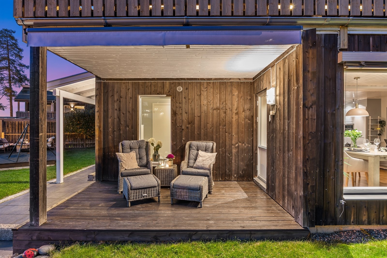 Den overbygde delen av terrassen gir en lun og skjermet uteplass. Galleribilde