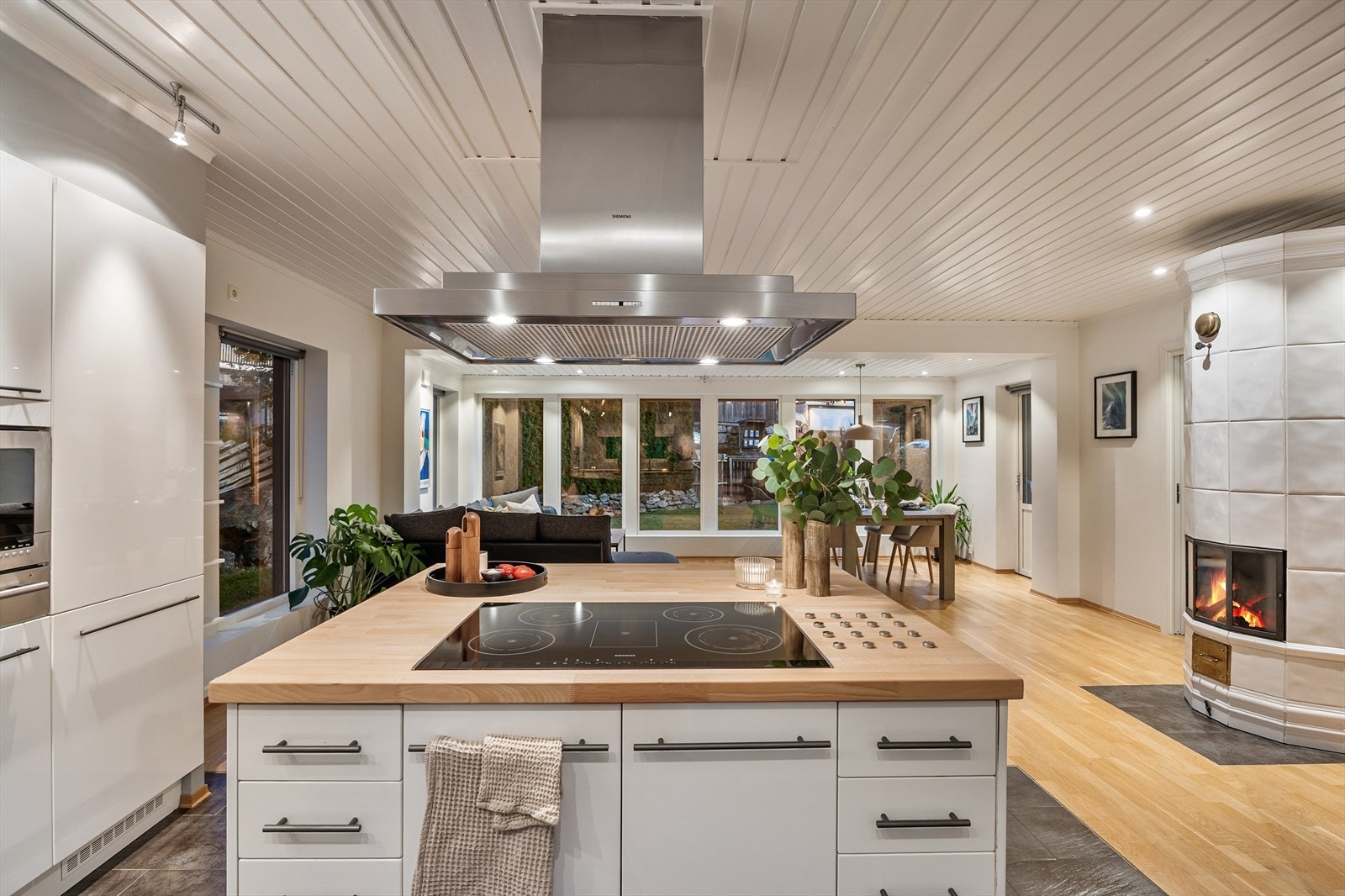 Den åpne løsningen gjør det enkelt å være sosial mens man lager mat. Galleribilde