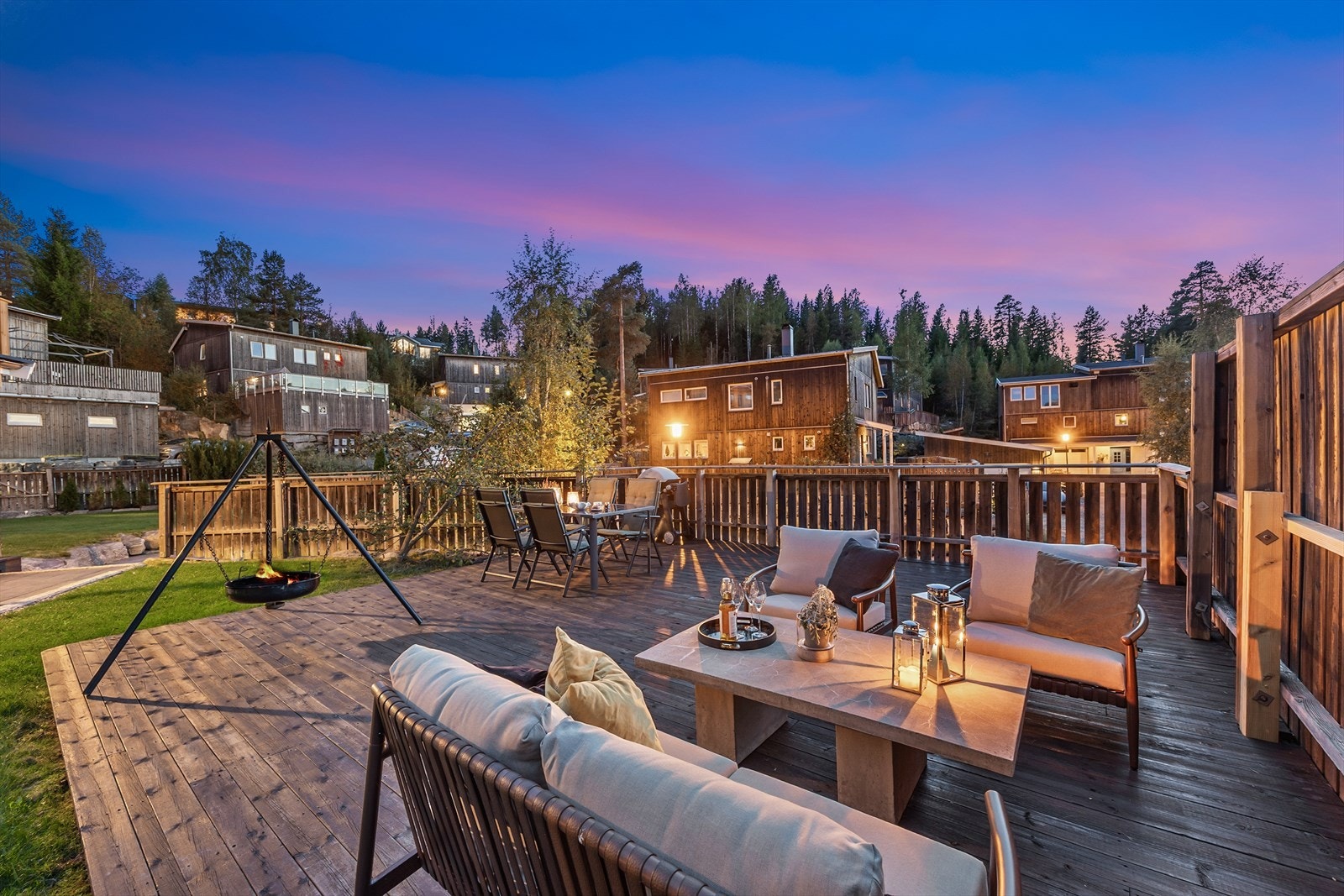 Den store, sørvestvendte terrassen på 50 m² har rikelig med plass for flere sittegrupper. Galleribilde