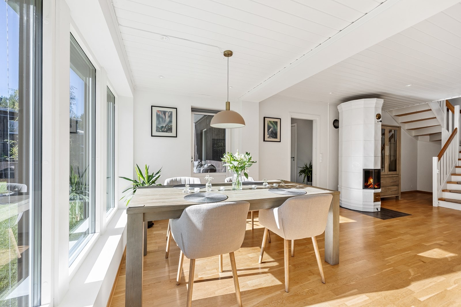 Stuen har god plass til en romslig spisegruppe i direkte tilknytning til kjøkkenet. Galleribilde