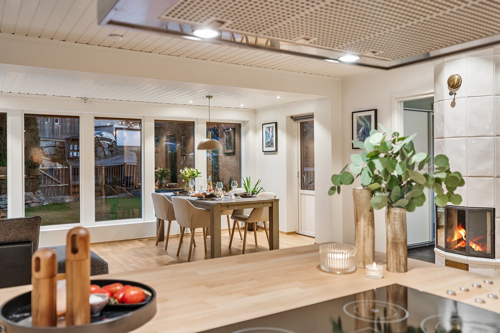 Kakkelovnen er koblet til den vannbårne varmen for effektiv varmegjenvinning. Galleribilde