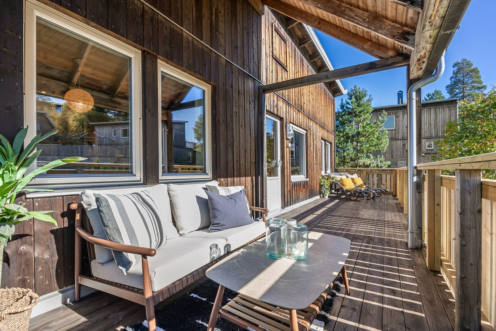 Balkongen på 24 m² er delvis overbygd og gir en fin, privat uteplass. Galleribilde