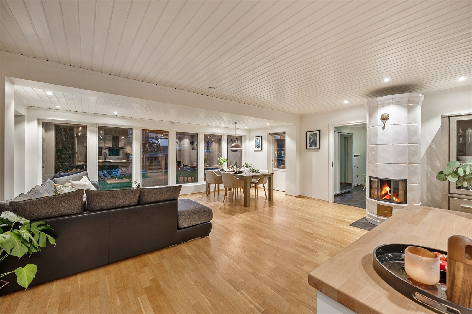 Fra kjøkkenet har du full oversikt over stuen, spisestuen og den stemningsfulle kakkelovnen. Galleribilde