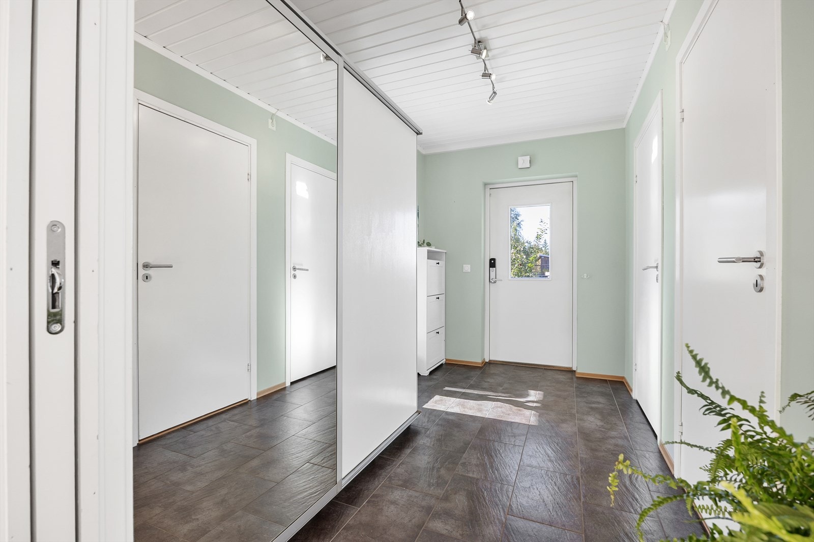 Velkommen inn i en lys og romslig entré med god plass til garderobeløsninger. Galleribilde