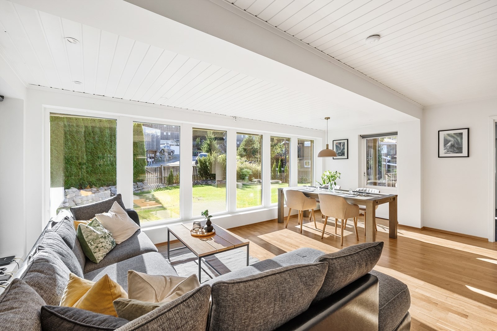 Store vindusflater fra 2007 med tre-lags superenergiglass gir rikelig med dagslys. Galleribilde