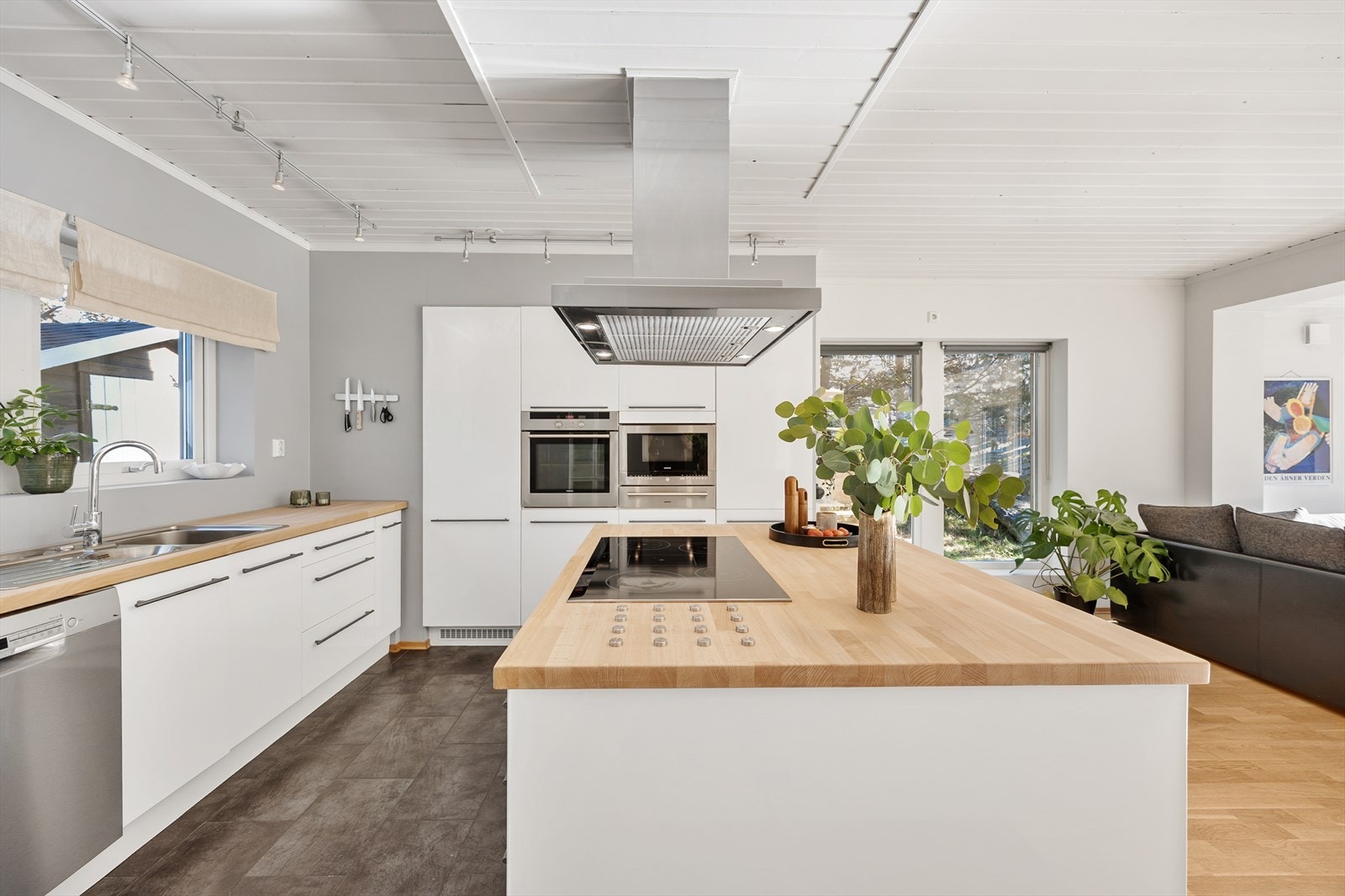 Kjøkkenøya fungerer som et naturlig samlingspunkt og har integrert platetopp. Galleribilde