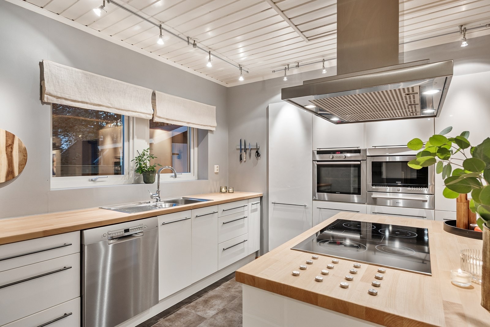 Kjøkkenet er utstyrt med integrert komfyr, mikrobølgeovn, kjøl/frys og oppvaskmaskin. Galleribilde