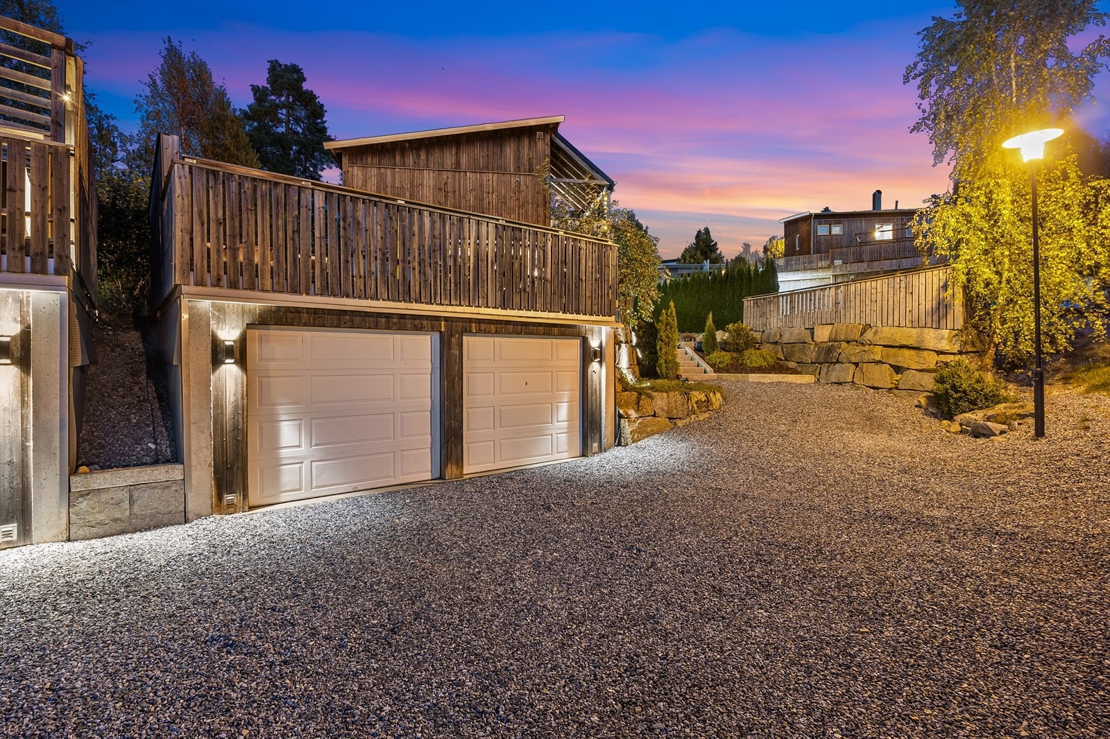 Eiendommen er pent opparbeidet med plenarealer og støttemurer i stein. Galleribilde