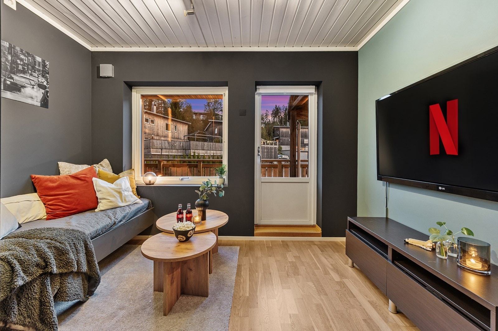 Rommet egner seg godt som en ekstra TV-stue, kontor eller lekerom. I tillegg er det direkte utgang til balkongen på 24 m². Galleribilde