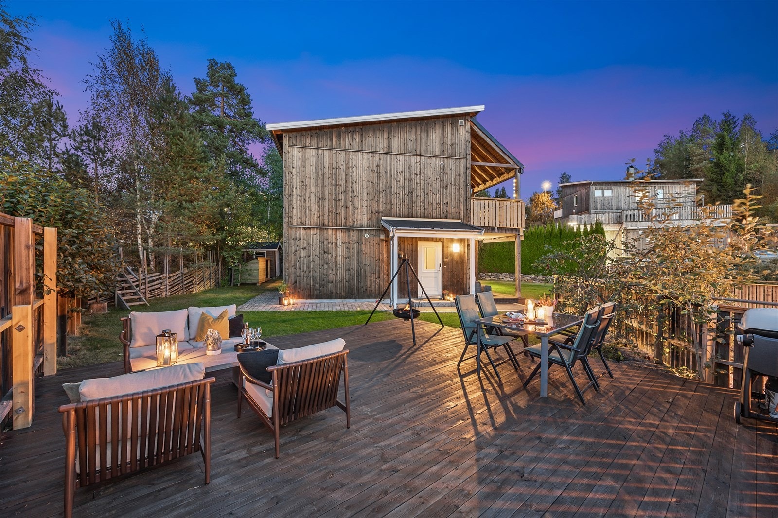 Uteplassen er delvis skjermet og gir en privat atmosfære. Galleribilde