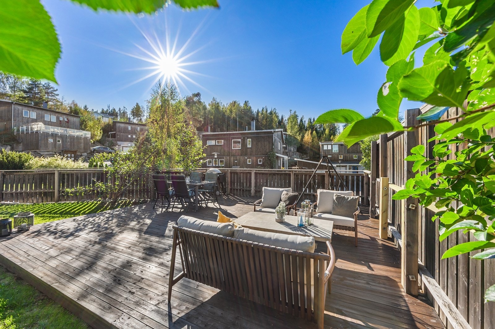 Eiendommen har totalt 74 m² med sørvestvendte terrasse- og balkongarealer med gode solforhold. Galleribilde