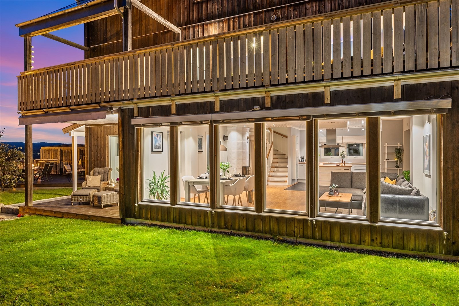 Fasaden har stående kledning behandlet med jernvitrol, som gir et moderne og vedlikeholdsvennlig uttrykk. Galleribilde