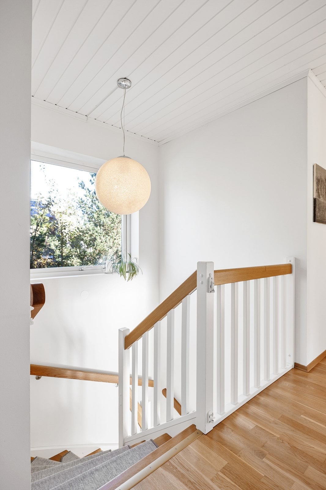 Den lukkede tretrappen tar deg videre opp til boligens andre etasje. Galleribilde