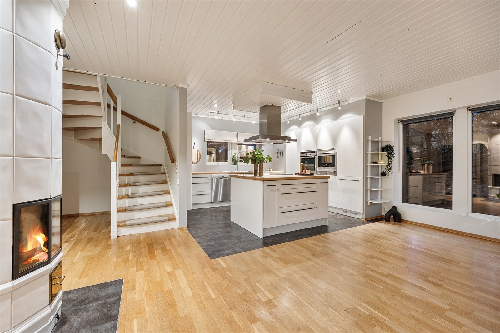 Fra kjøkkenet er det kort vei til trappen som leder opp til andre etasje. Galleribilde