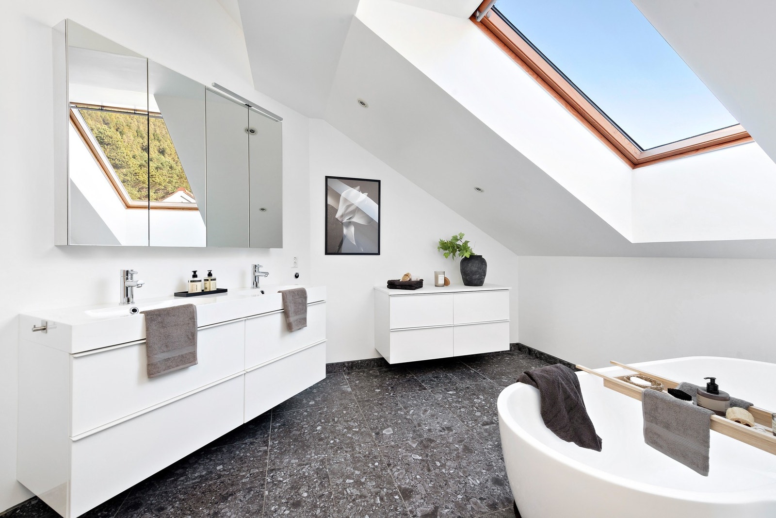 Boligen er innholdsrik og tilbyr blant annet 2 flote bad. Galleribilde