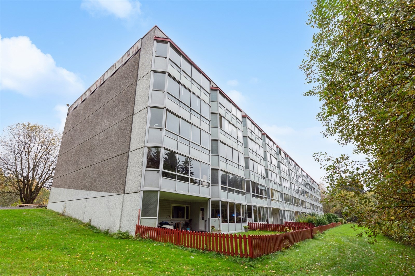 Nærområdet byr blant annet på fotballbane, frisbeegolf, lekeplasser, skøytebane, tennisanlegg, svømmehall, akebakker, hesteridning, skaterampe og flere treningssentre med mer. Galleribilde