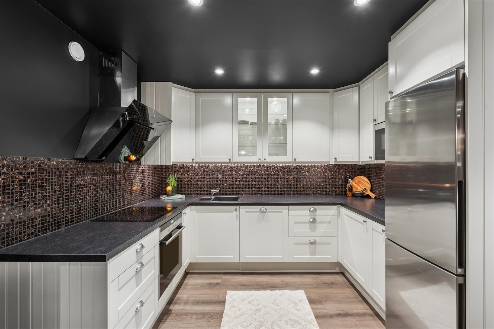 Kjøkkenet er tidløst, og innredningen har slette fronter og benkeplate av laminat. Galleribilde