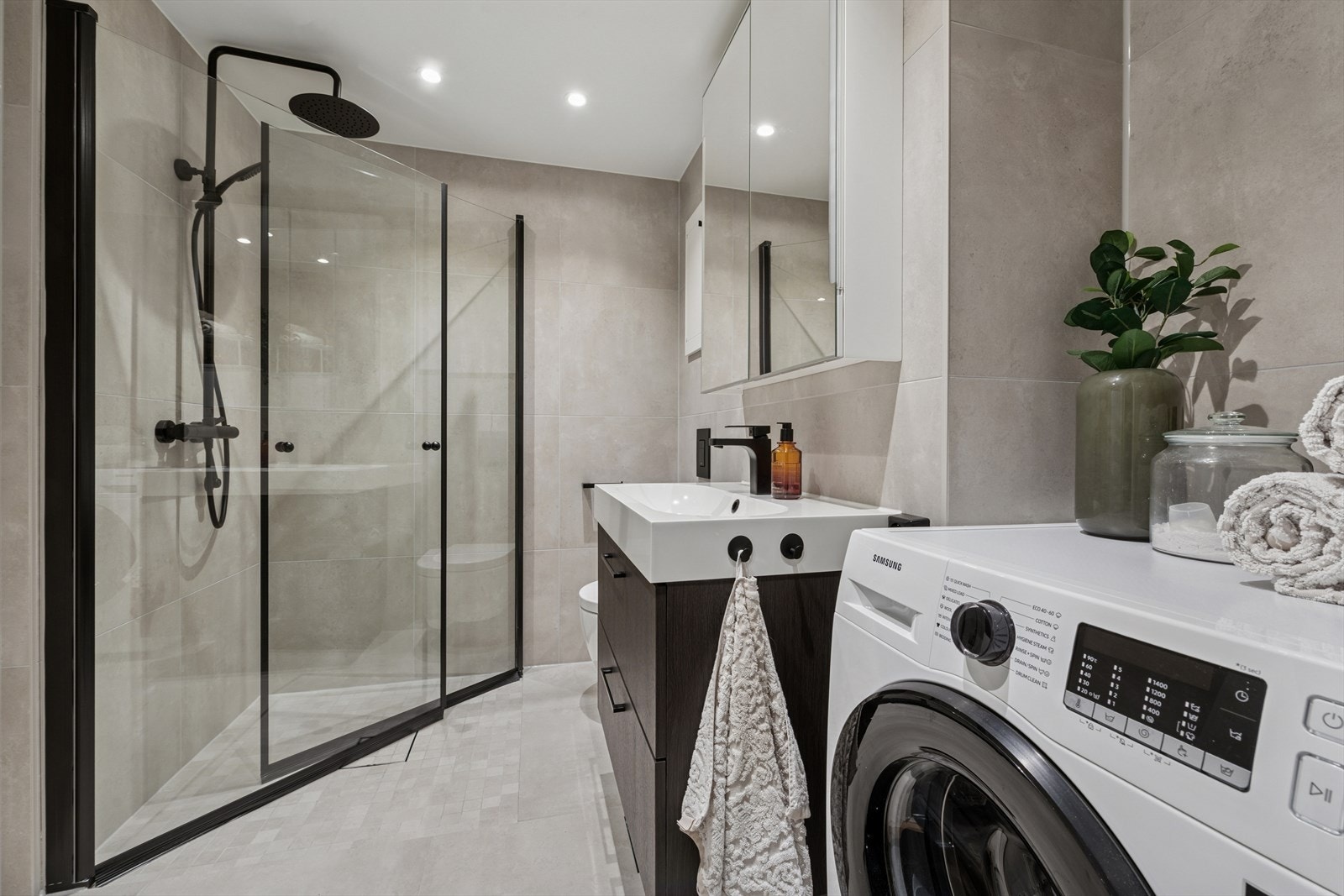 Meget lekkert bad som er renovert i 2025 i regi av borettslaget. Galleribilde