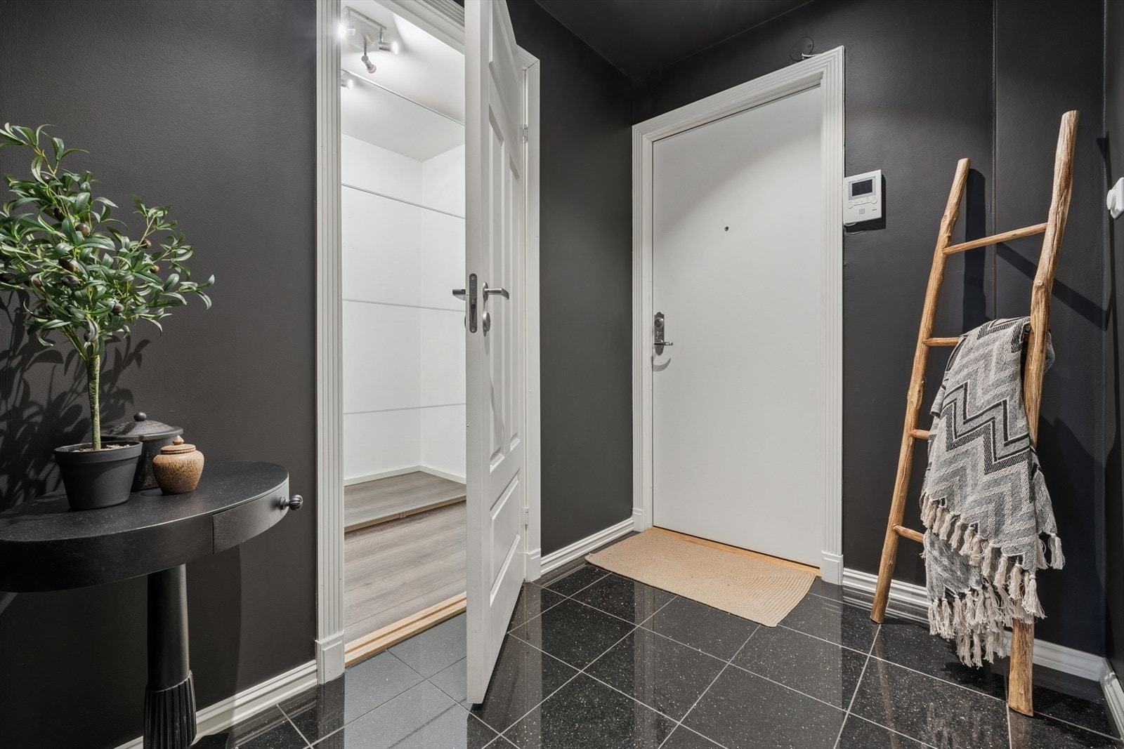 I boden er det skyvedørsgarderobe samt godt med plass til knaggrekker og skohyller. Galleribilde