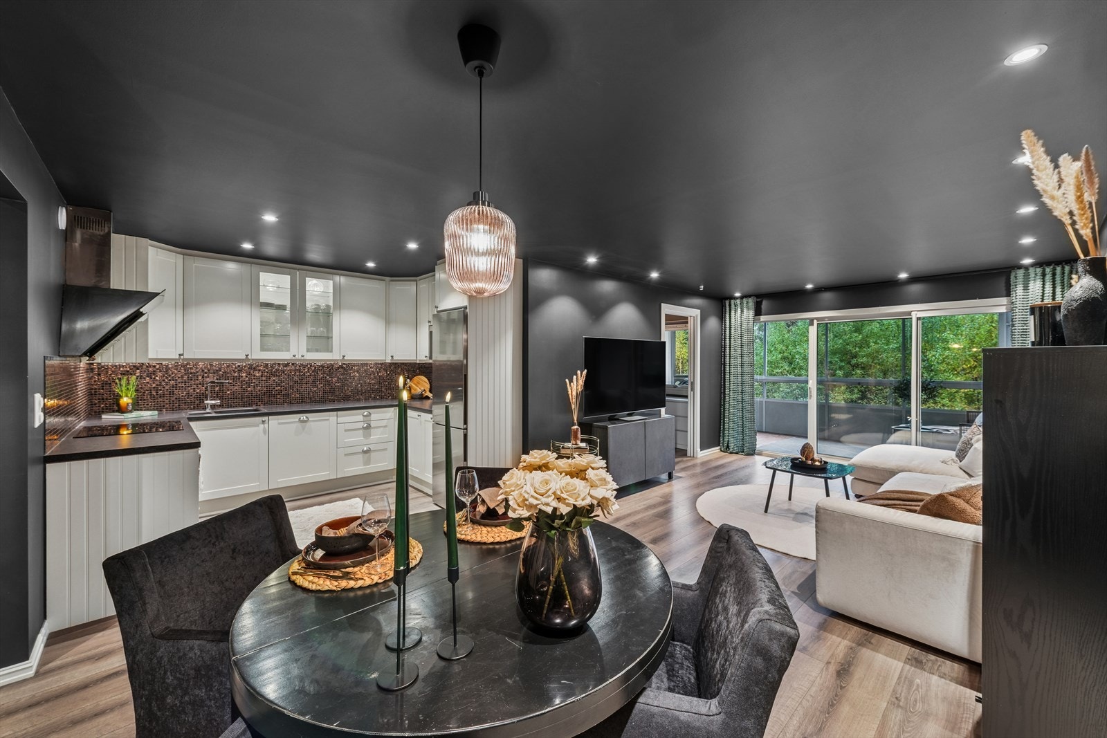 Stuen er moderne og stilig, med en praktisk og møbleringsvennlig planløsning Galleribilde