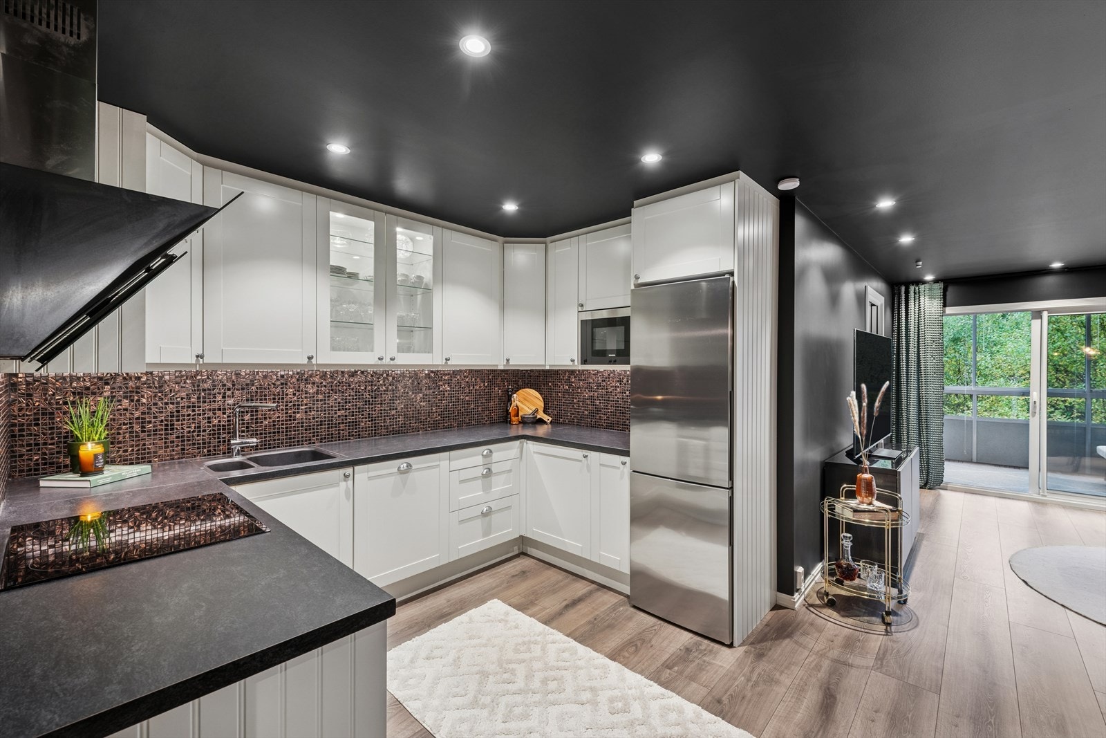 Alt av hvitevarer følger på kjøkkenet Galleribilde