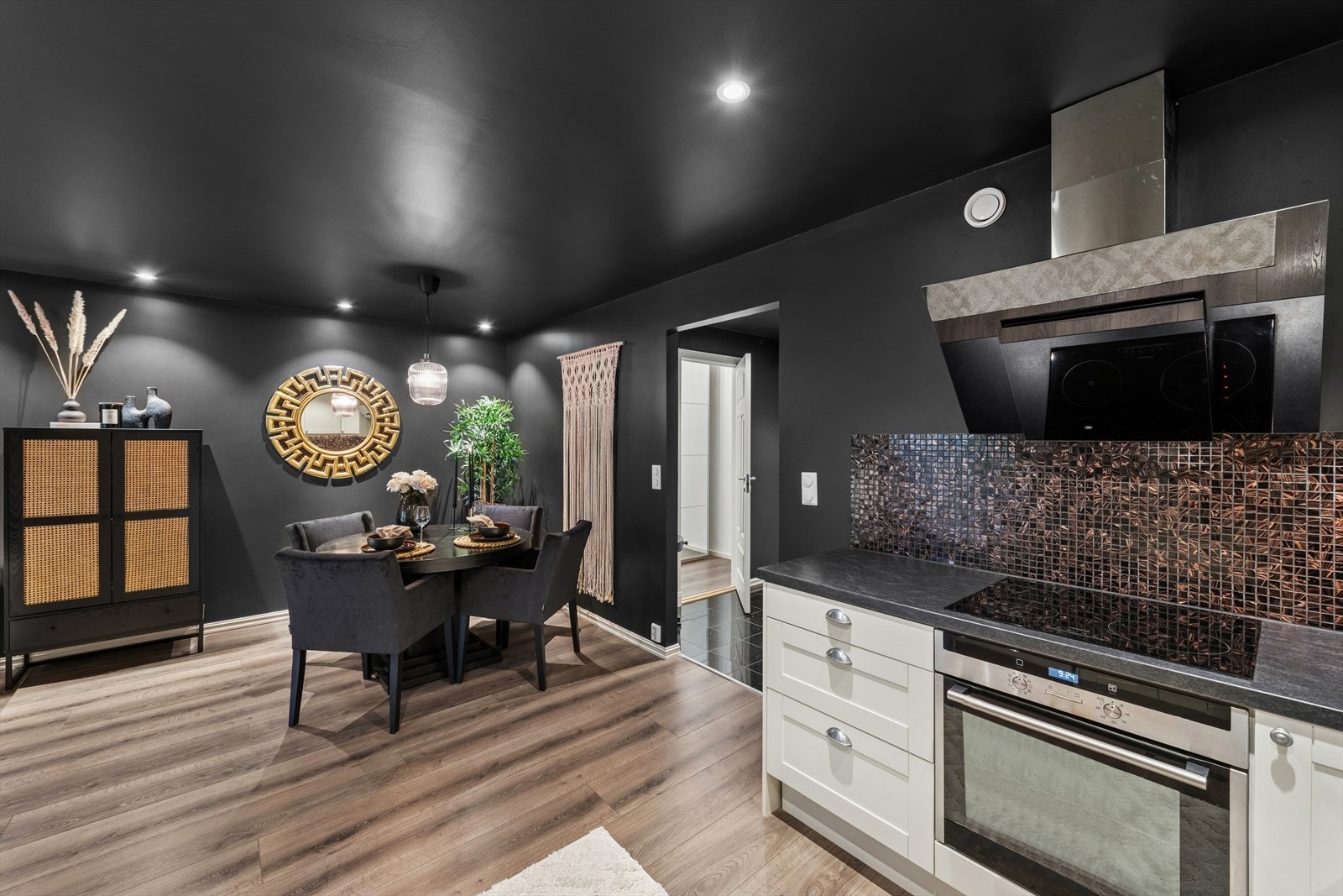 Her er det god plass til stort spisebord som kan romme mange gjester. Galleribilde