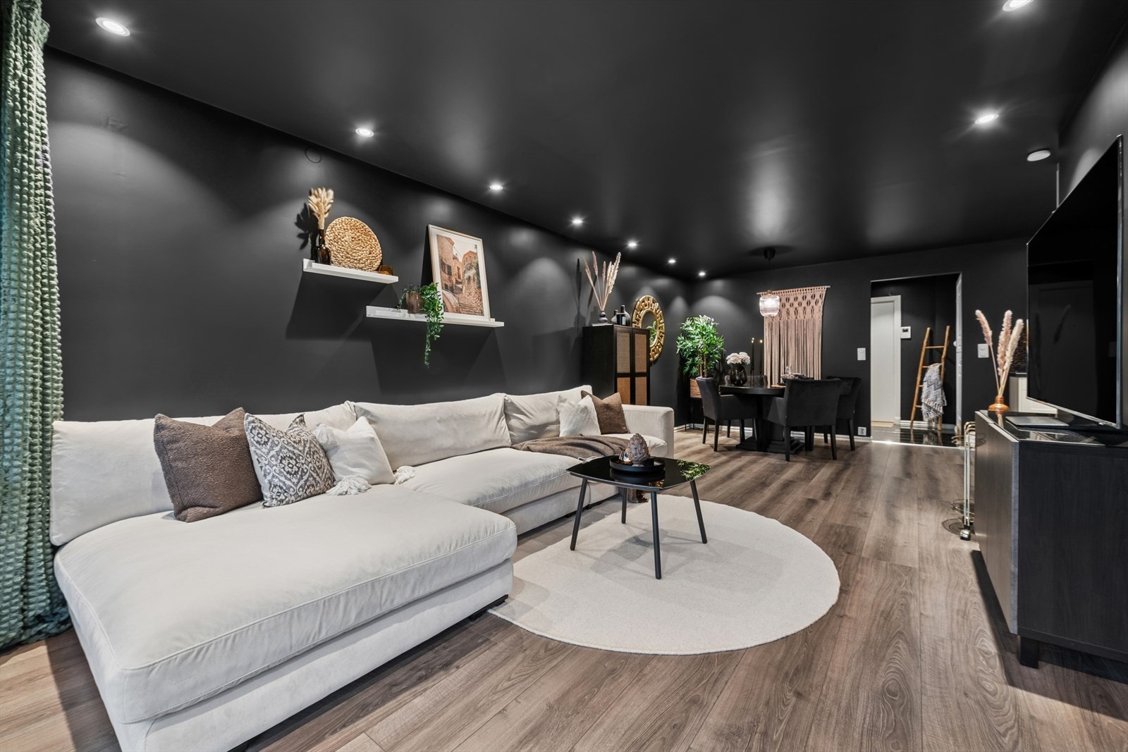 Her er det naturlige soner for både sofa- og spisegruppe. Galleribilde