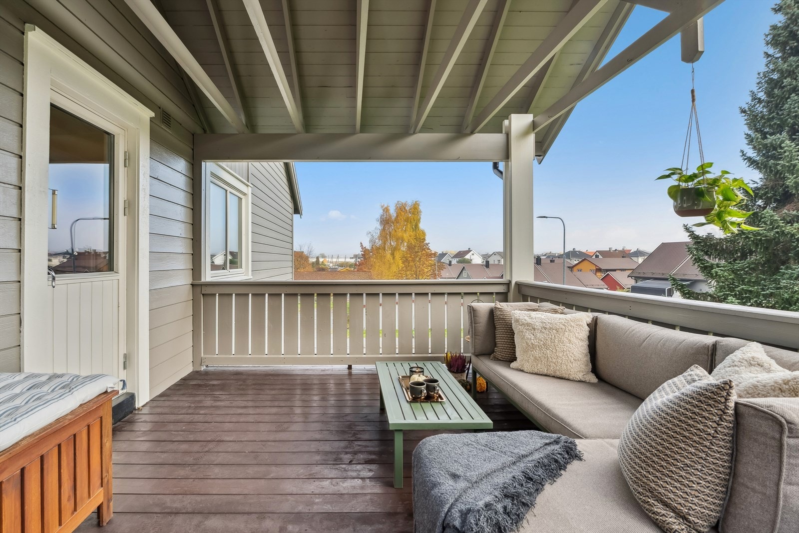 Verandaen er overbygget som gjør den mer skjermet for vær, og du kan nyte sene sommer- og høstkvelder. Galleribilde