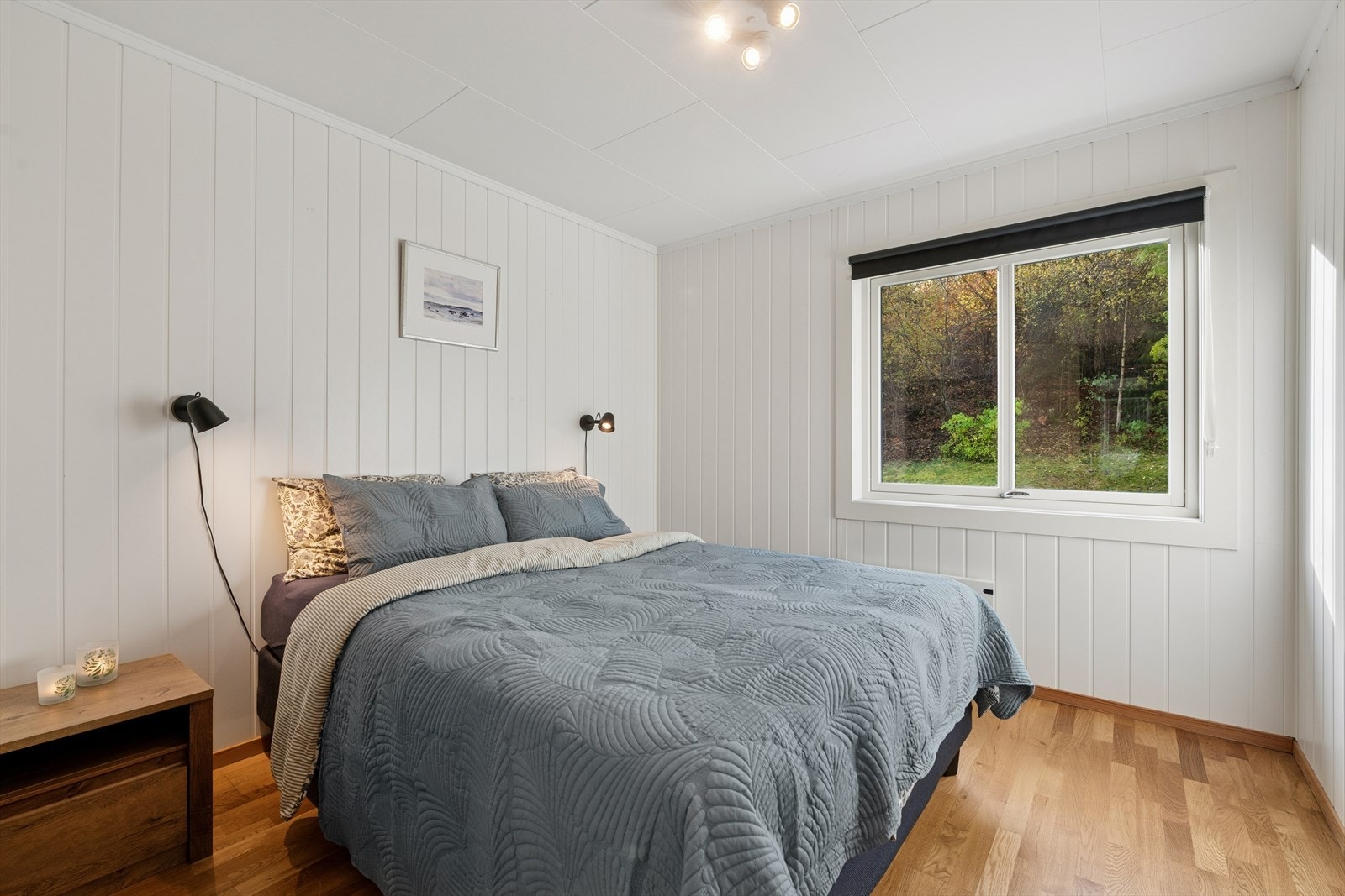 Det er to soverom i boligen. Hovedsoverommet har lyse overflater som gir et romslig inntrykk. Galleribilde