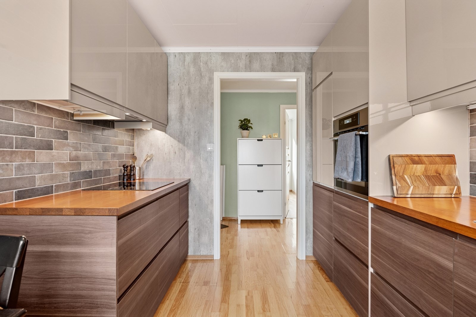 Integrerte hvitevarer består av stekeovn, platetopp, oppvaskmaskin og kjøleskap/fryser. En tidløs kjøkkeninnredning i naturlige farger. Galleribilde