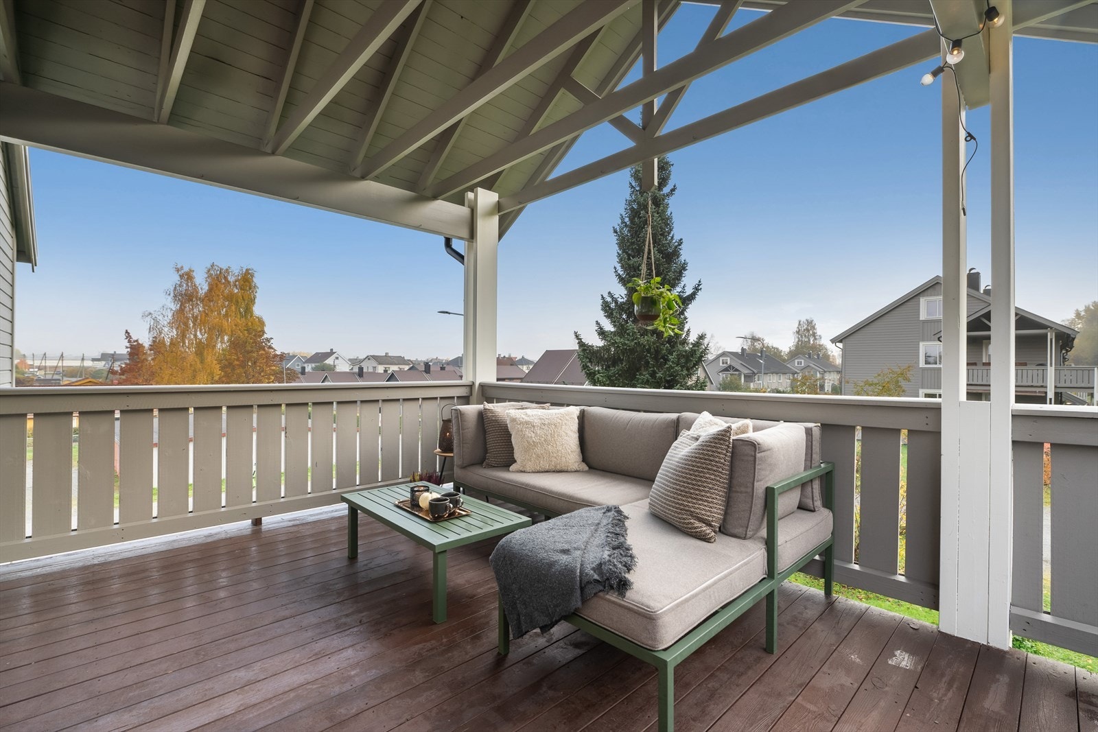 Utgang fra stuen til en overbygget veranda på ca. 17 m2. Galleribilde