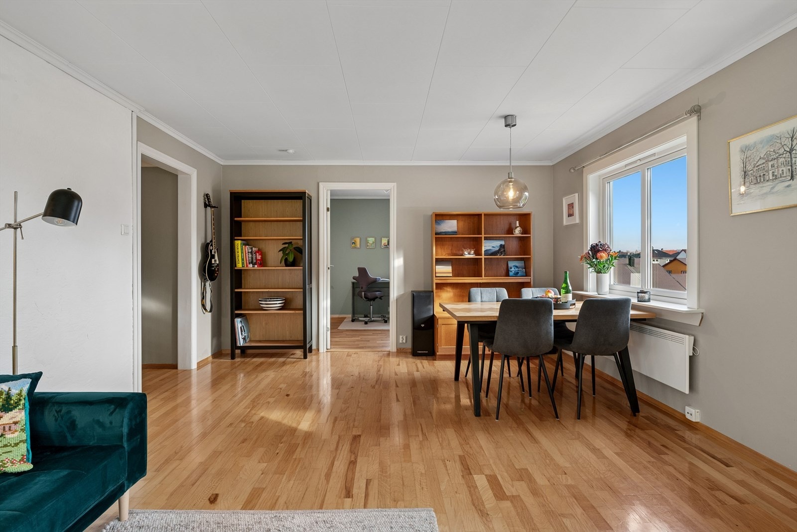 Det er store vinduer i hele boligen som gir godt med naturlig lys. Galleribilde