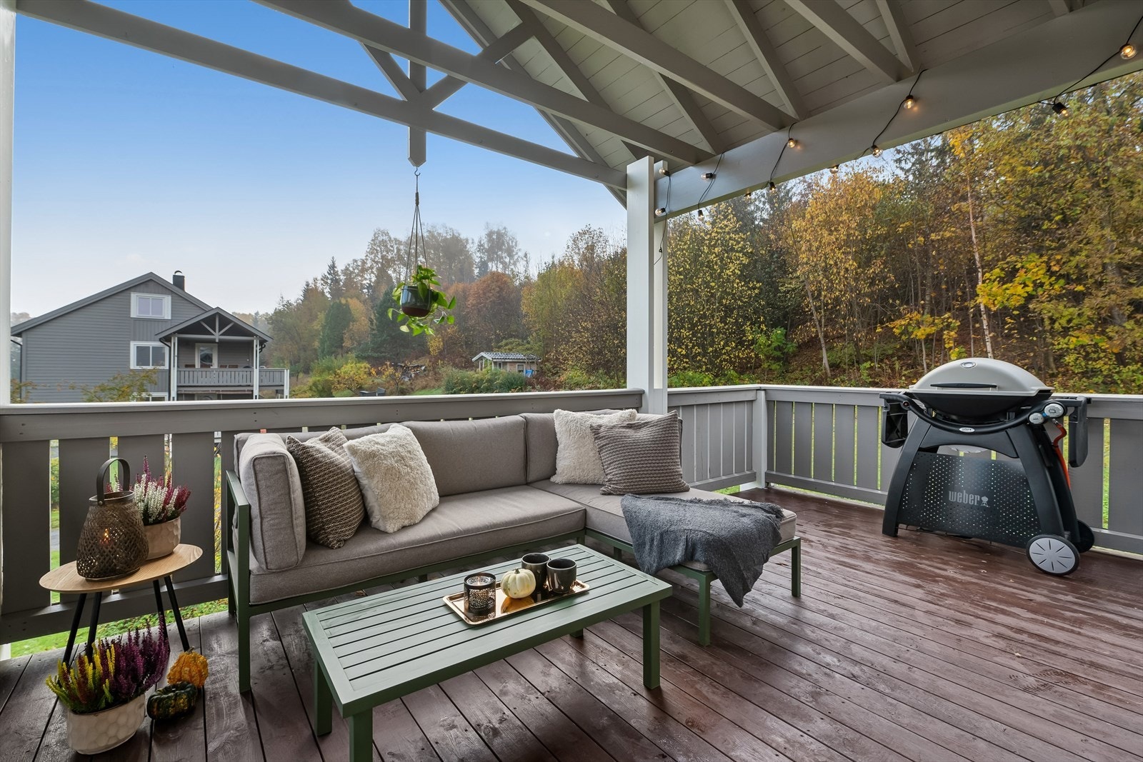 Romslig veranda med plass til å skape din egen uteoase - møbler den akkurat slik du ønsker. Galleribilde