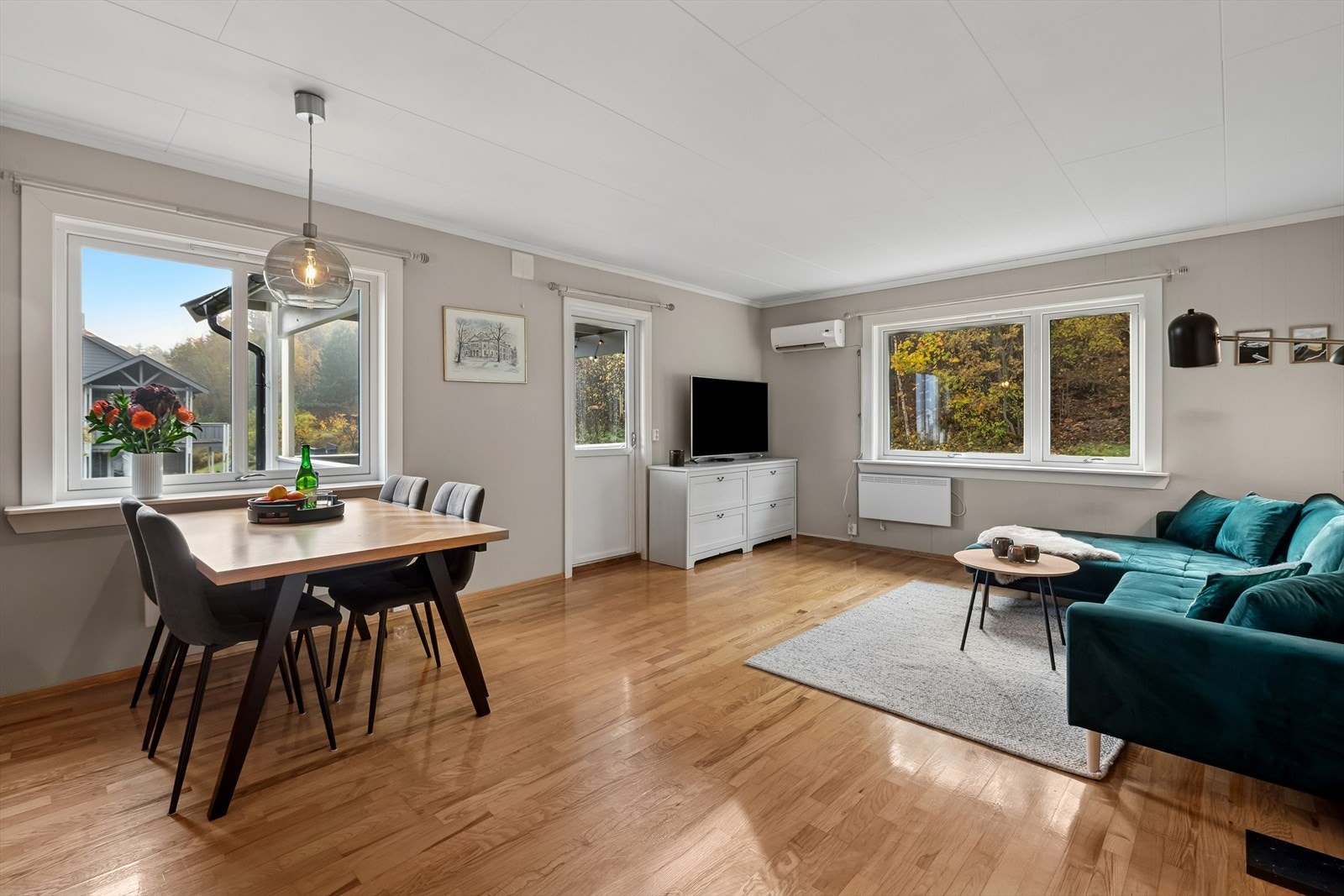 Åpen og sosial stueløsning med sofahjørne og hyggelig spiseplass. Galleribilde