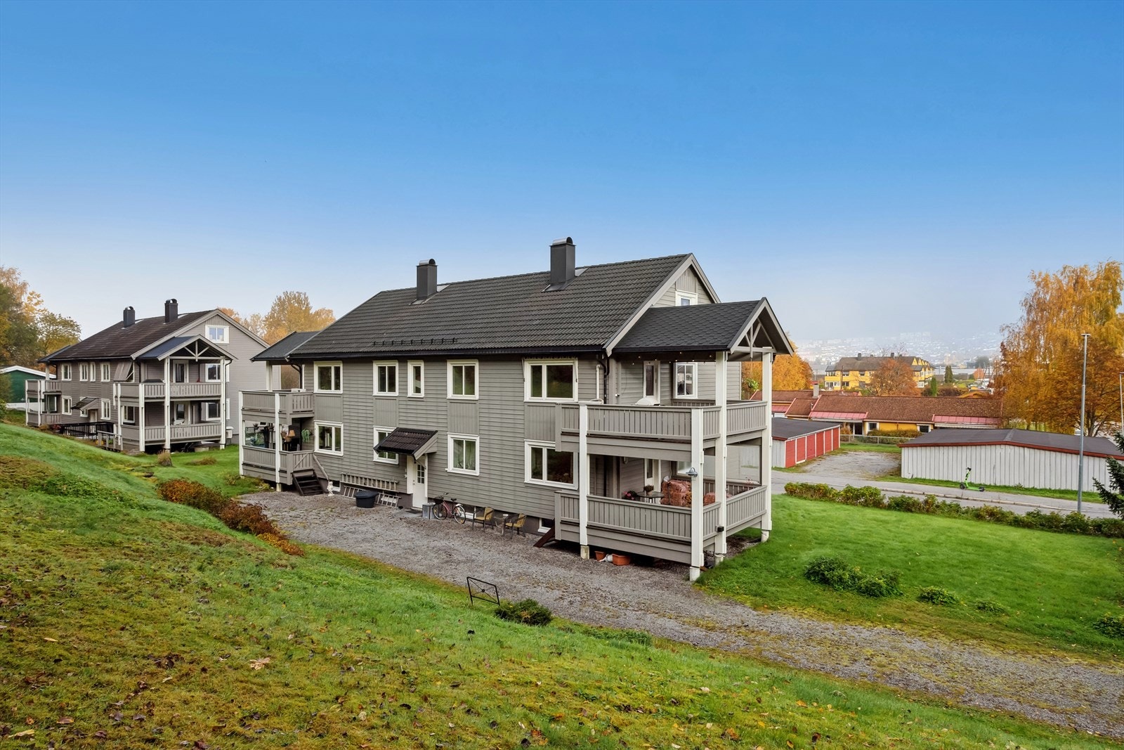 Boligen har en attraktiv beliggenhet i et rolig og etablert boligområde på Gulskogen. Galleribilde