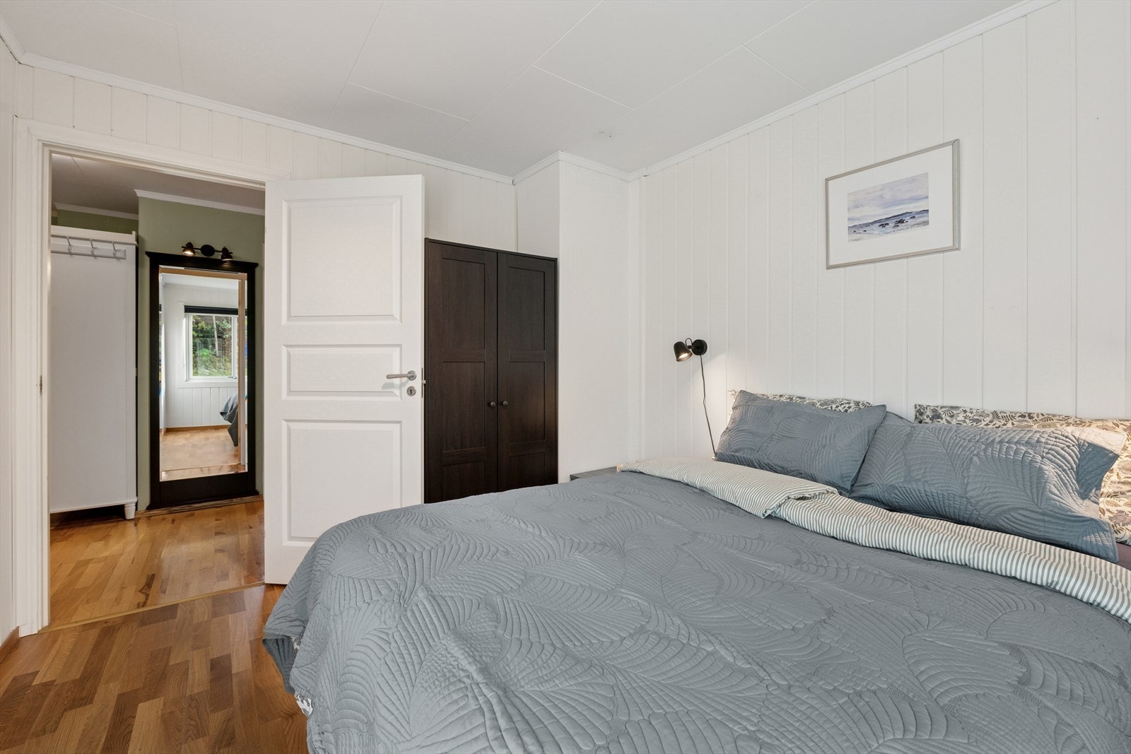 Soverommet har plass til dobbeltseng og tilhørende nattbord. Det er plass til garderobeskap. Galleribilde