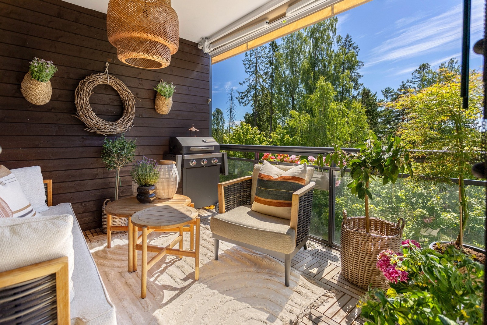 Balkong med takvarmer og ny beige markise fra 2023, som både skjermer for solen og skaper en lun og behagelig atmosfære året rundt. Her er det plass til grill, planter, hagebord og stoler, eller evt. Sittegruppe Galleribilde